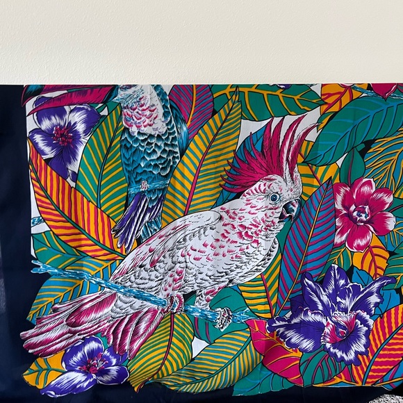 Beautiful colorful bird scarf, parrots and cockatiel - Picture 3 of 4